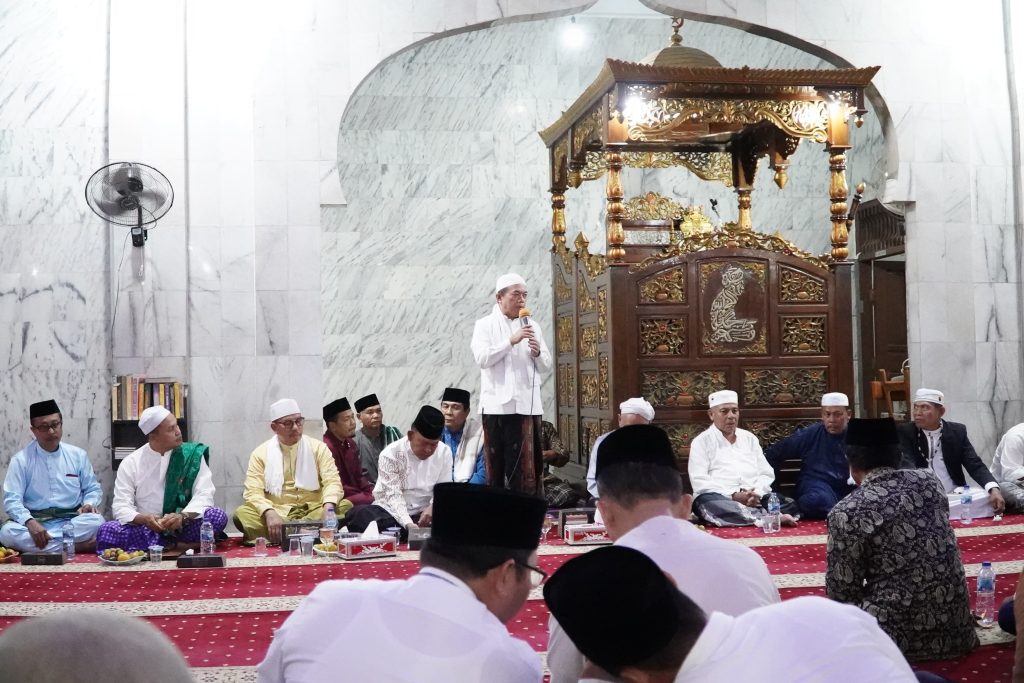duaarahnews.com, Merangin Bangko - Gubernur Jambi Dr. H. Al Haris, S.Sos, MH menyerahkan bantuan saat Safari Ramadhan 1446 Hijriah/2025 sekitar Rp 45 juta untuk masjid Raya Al-Istiqomah, Pasar Bangko, Kabupaten Merangin, Provinsi Jambi, Selasa (04/03/2025) malam.