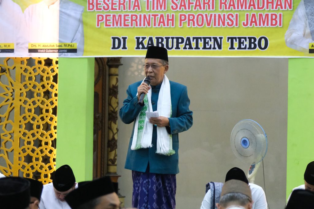 duaarahnews.com, Tebo - Wakil Gubernur Jambi Drs. H. Abdullah Sani, M.Pd.I menyampaikan bahwa momen Ramadhan ini harus bisa dioptimalkan sebaik mungkin, tidak hanya untuk menghadirkan perubahan secara pribadi, melainkan juga dalam kehidupan sosial. Hal tersebut disampaikannya saat melakukan Safari Ramadhan di Masjid Agung Al Ittihad Kabupaten Tebo, Kamis (06/03/2025) malam.