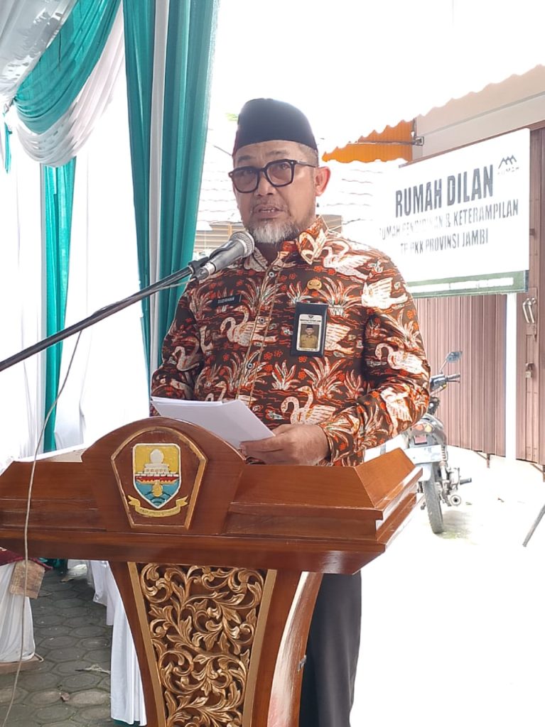 duaarahnews.com, Jambi - Sekretaris Daerah (Sekda) Provinsi Jambi Dr. H. Sudirman, SH, MH mengemukakan, Bazar Ramadhan yang diselenggarakan oleh Tim Penggerak Pemberdayaan dan Kesejahteraan Keluarga (TP-PKK) Provinsi Jambi dapat meringankan beban masyarakat dalam menghadapi bulan suci Ramadhan dan Idul Fitri, karena disini harga jual lebih murah dan terjangkau. Hal tersebut dikemukakannya saat Penutupan Pasar Murah Ramadhan 1446 H Tim Penggerak Pemberdayaan dan Kesejahteraan Keluarga (TP-PKK) Provinsi Jambi, bertempat di Halaman Kantor TP-PKK Provinsi Jambi, Jum’at (07/03/2025).
