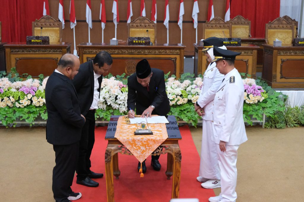 duaarahnews.com, Muara Sabak - Wakil Gubernur Jambi Drs. H. Abdullah Sani, M.Pd.I menghadiri serah terima jabatan Bupati Dan Wakil Bupati Kabupaten Tanjung Jabung Timur (Tanjabtim) periode 2025-2030, bertempat di Gedung DPRD Kabupaten Tanjung Jabung Timur, Jum’at (07/03/2025).